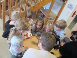 Mit dem Buch in der Hand erzählen die Kinder von St. Martin
